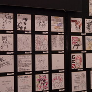 制作スタッフによる寄せ書きもズラリ。