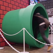 巨大な土管に飛び込む来場者たち