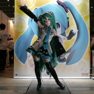 セガの初音ミクは常に人だかりが出来ていました。
