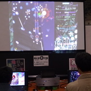 人気同人ゲーム『東方』シリーズを巨大モニターでプレイ。初心者用の台も別途に用意されていました。