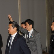 手を振りながら会場に入る安倍首相