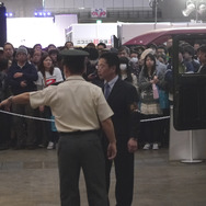 【ニコニコ超会議2】安倍首相が自衛隊と在日米軍ブースを視察、10式戦車に搭乗