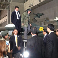 【ニコニコ超会議2】安倍首相が自衛隊と在日米軍ブースを視察、10式戦車に搭乗