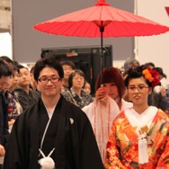 神社に入る新郎新婦