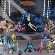 【ニコニコ超会議2】黒雪姫や深海少女など、新作フィギュアが展示された「グッスマブース」