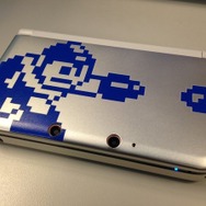 8bitのロックマンを大胆にあしらったクールなデザイン