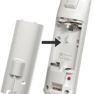 Wiiリモコンの電池カバーを取り外して製品を装着