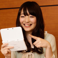 ゲームを遊ぶ上田麗奈さん