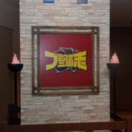 会場は三国志風に装飾され、会議を演出