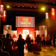 会場は三国志風に装飾され、会議を演出