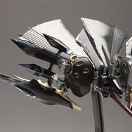 『斑鳩』の2P機「飛鉄塊 銀鶏[黒]」が1/144スケールキットに