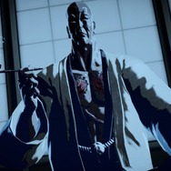 庭先でキセルをふかし、モンドを迎える浜田山