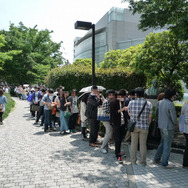 建物裏手側まで長蛇の列が!