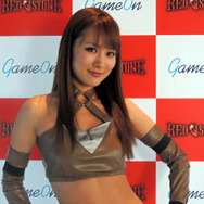 美しい谷間に思わずドキッ！佐山彩香さんら美女が登場した『RED STONE』カンファレンスの模様を写真でチェック