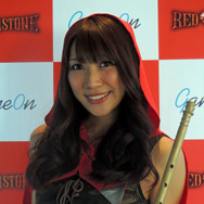 美しい谷間に思わずドキッ！佐山彩香さんら美女が登場した『RED STONE』カンファレンスの模様を写真でチェック