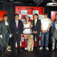 美しい谷間に思わずドキッ！佐山彩香さんら美女が登場した『RED STONE』カンファレンスの模様を写真でチェック