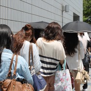 前日でもグッズ販売には長蛇の列が