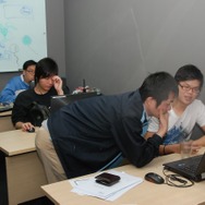 メンターに指導を受けるインターン生