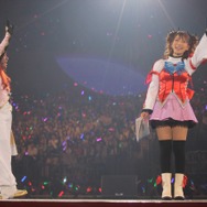 司会の小野坂さん、河原木さんが登場