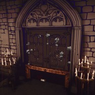 セバスチャンの自画像の背後に扉が