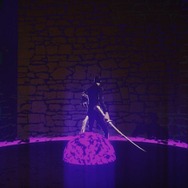 紫の光に包まれるモンド。何処へ連れて行かれてしまうのだろうか