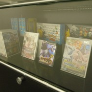 これまでジニアス・ソノリティが手掛けてきたソフトが棚に飾られていました