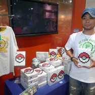 入り口すぐの販売ブース。エディットモードの江南店長