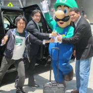 【E3 2013】岩田社長＆宮本茂氏がロサンゼルスに到着 ― 今年はルイージも出迎え