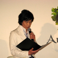 原作小説を朗読する小山力也さん