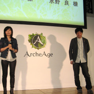 『ArchAge』原作小説を書いたジョン・ミンヒ氏(左)と、推薦文を手がける水野良氏