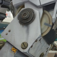 挙動を考慮した装甲を装備する膝関節部