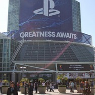 閉幕し、帰路につく来場者