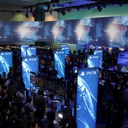 【E3 2013】ソニーブースは過去最大級のサイズで出迎え・・・3機種で充実のラインナップ
