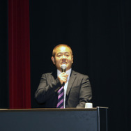 フリーアナウンサー・八塚浩氏が司会進行役として登場