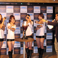 コラボドリンクで乾杯する椎野プロデューサーとKCガールズ