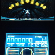 非スクロール画面に敵が次々とフォーメーションで登場するシステムは、『ギャラガ』や『ギャラクシアン』のゲームデザインに近い