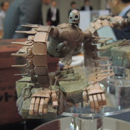 【東京おもちゃショー 2013】すさまじい破壊力をもつラピュタの「ロボット兵」現る － 会場限定で飛行石も配布中