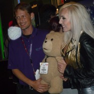 【E3 2013】『KILLER IS DEAD』イメージガールのジェシカは米国でも大人気、サインを求めるファンも