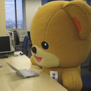 ノートパソコンを与えられたクマトモ