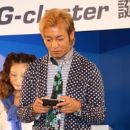 真剣な様子でゲームをプレイするつるのさん