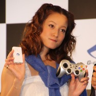 PR大使の西山 茉希さん、つるの 剛士さんが登場！クラウドゲーム機「G-cluster」発売記念イベント