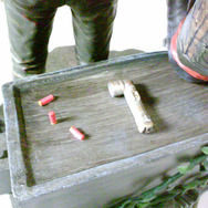 細かい造形のショットガンの弾とライト