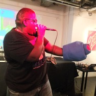 手につけているのはもちろんロックマンのアレ。