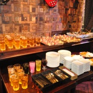 アルコールと軽食が振る舞われました