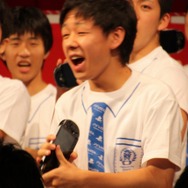 背面・表面をタッチし続ける学園生徒