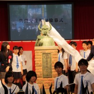 共闘先生銅像 除幕式