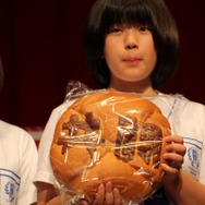直径30センチ以上の「共闘パン」