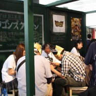 共闘するぞー!「共闘学園」開校式が開催 -見所満載の試遊機・会場セットが勢揃い