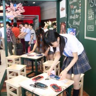 共闘するぞー!「共闘学園」開校式が開催 -見所満載の試遊機・会場セットが勢揃い