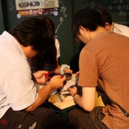 共闘するぞー!「共闘学園」開校式が開催 -見所満載の試遊機・会場セットが勢揃い